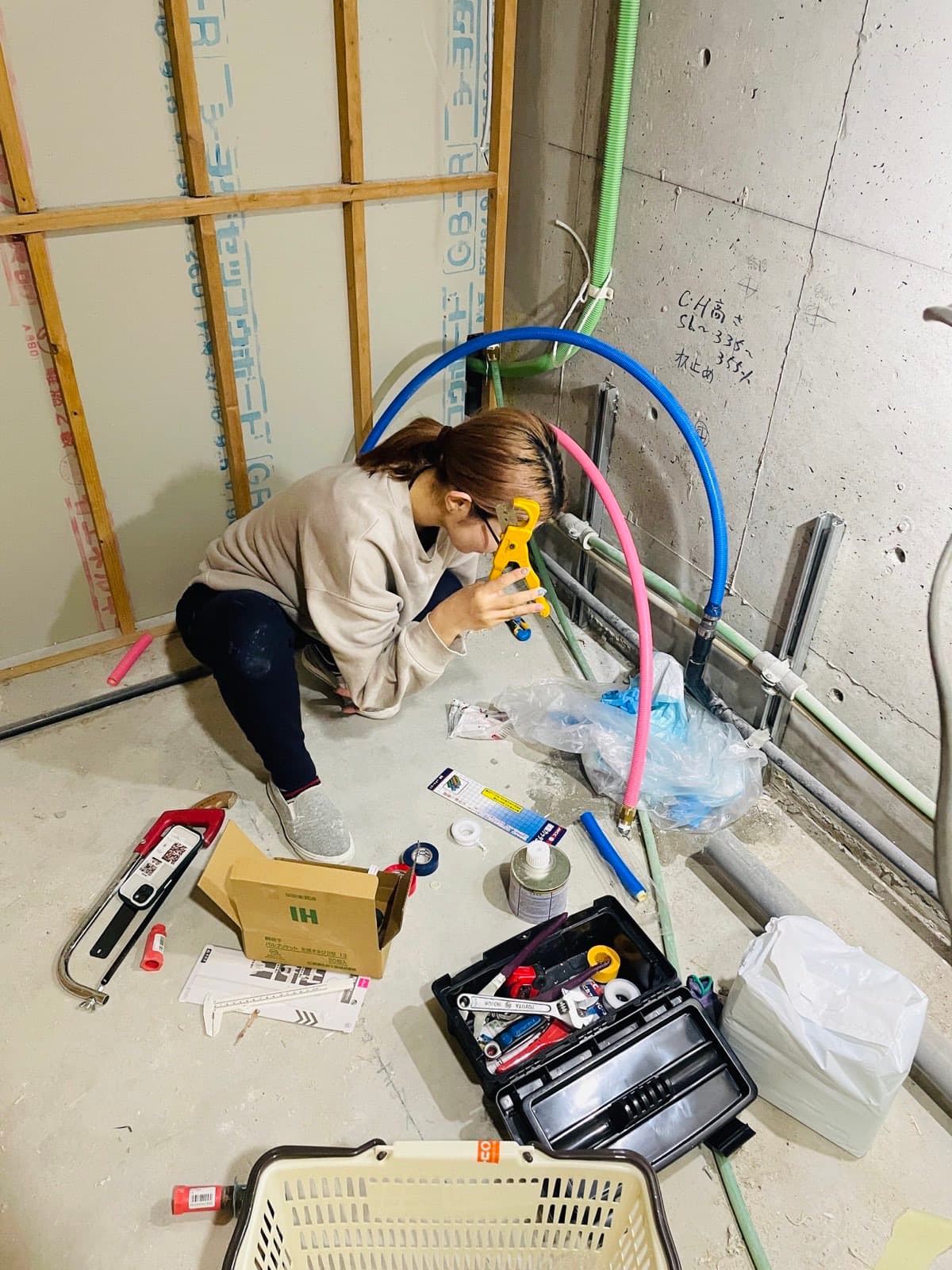 浴室工事中の妻
